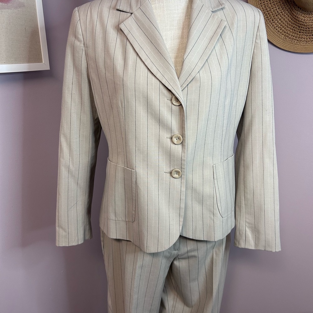 Kim Rogers 2 piece pantsuit. Very nice neutral color with stripe. Size 8 petite